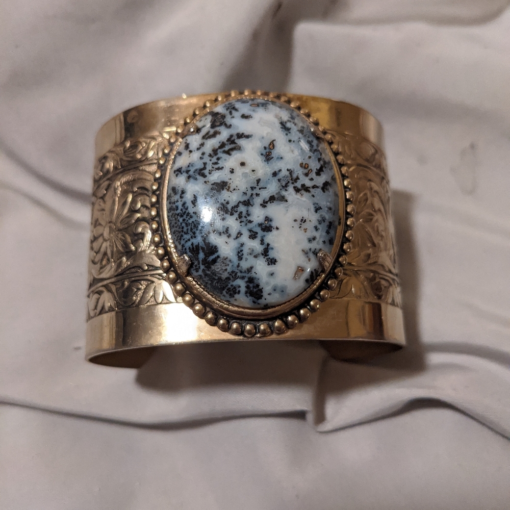 Vintage cuff bracelet w/medalian - Picture 9 of 9